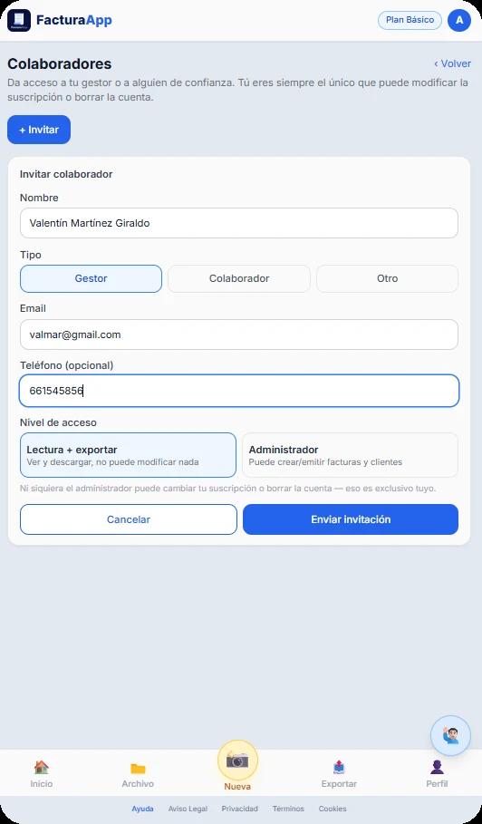 Pantalla de colaboradores de FacturaApp invitando a un gestor con acceso de lectura y exportación